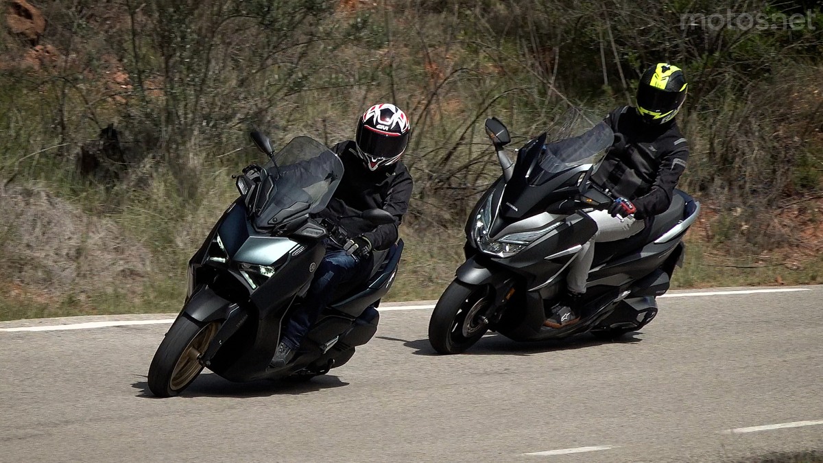 Yamaha XMAX300 TechMax vs Honda Forza 350 